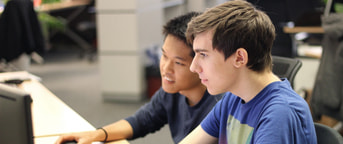 Deux informaticiens devant l'ordinateur Deux informaticiens devant l'ordinateur